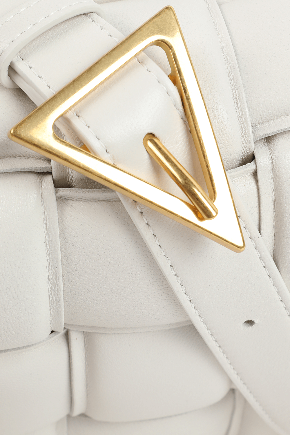תמונת תקריב של תיק קסטה פאפר לבן BOTTEGA VENETA