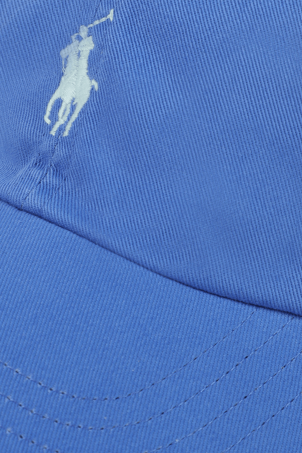 תמונת תקריב של כובע בייסבול עם לוגו רקום POLO RALPH LAUREN