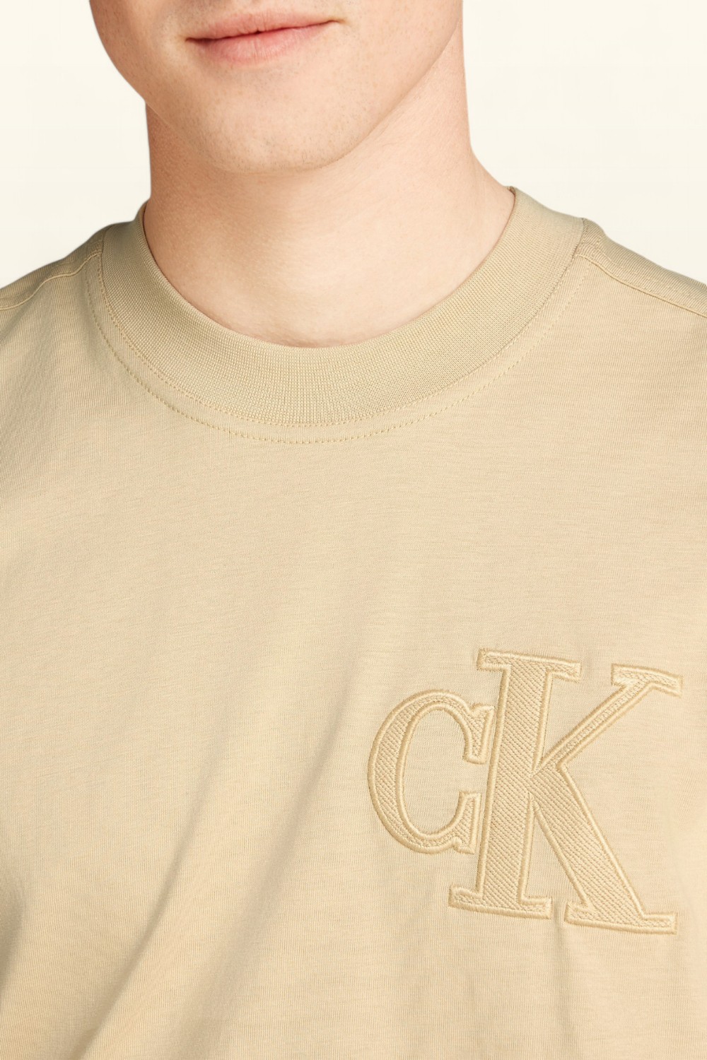 תמונת תקריב דוגמן של חולצת טי CALVIN KLEIN