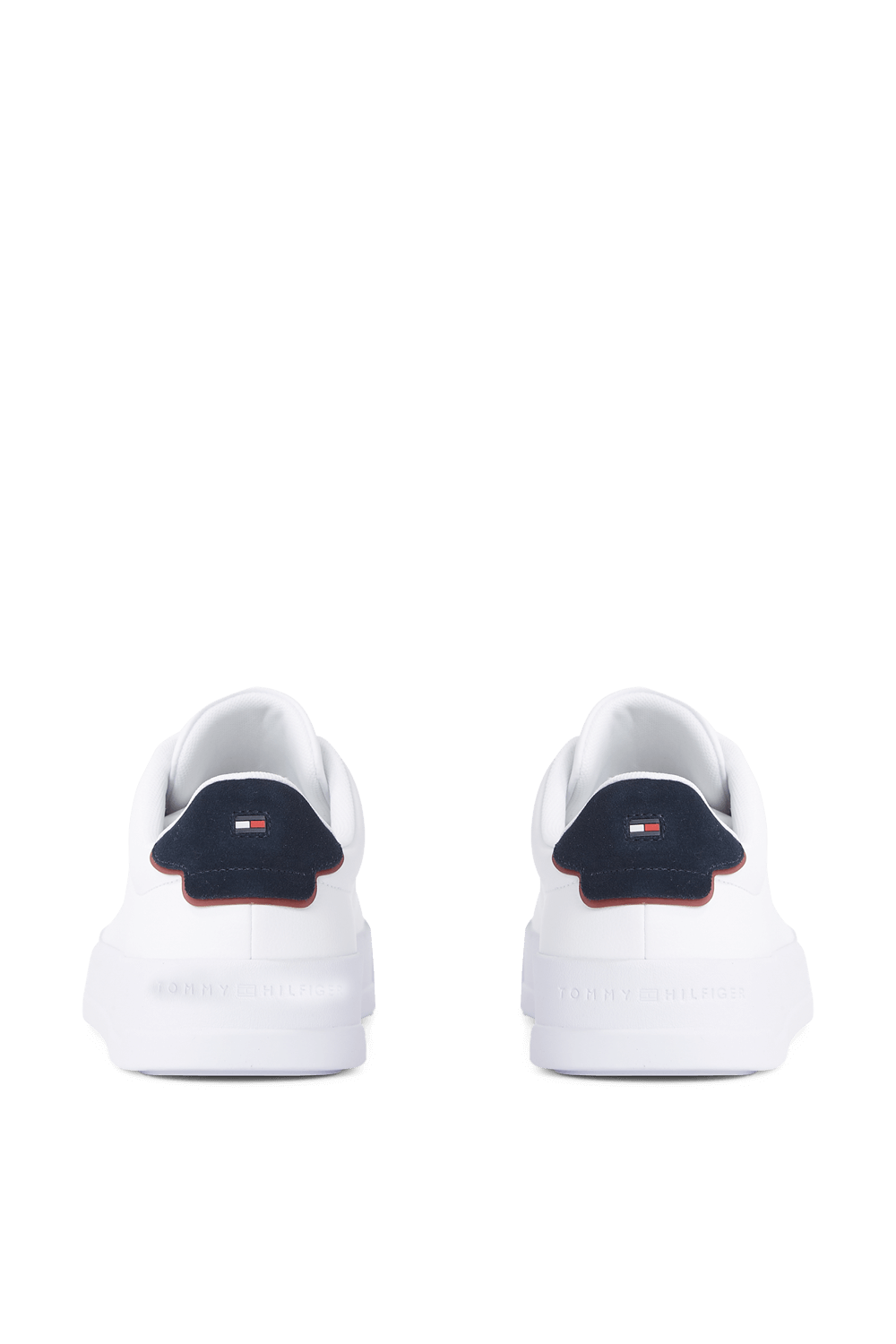 תמונת תקריב של נעלי סניקרס TOMMY HILFIGER