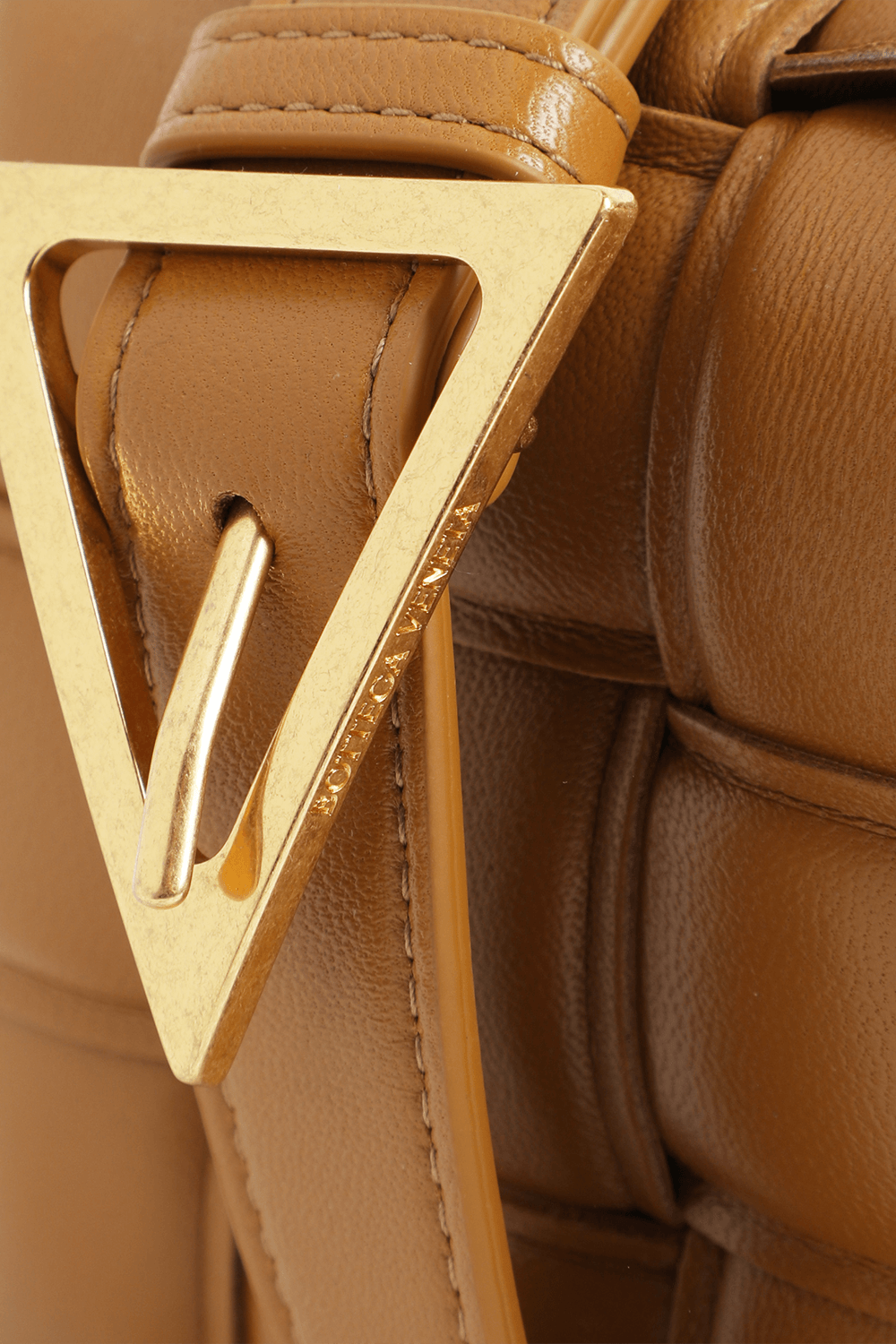 תמונת תקריב של תיק צד קאסטה מעור BOTTEGA VENETA