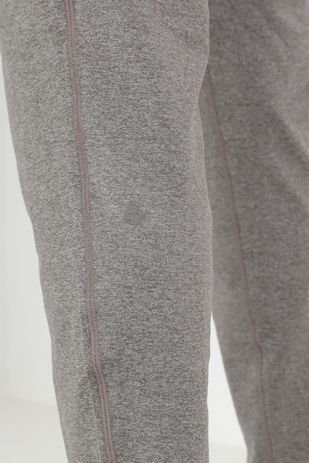 תמונת תקריב דוגמן של Soft Jersey Tapered Pant LULULEMON