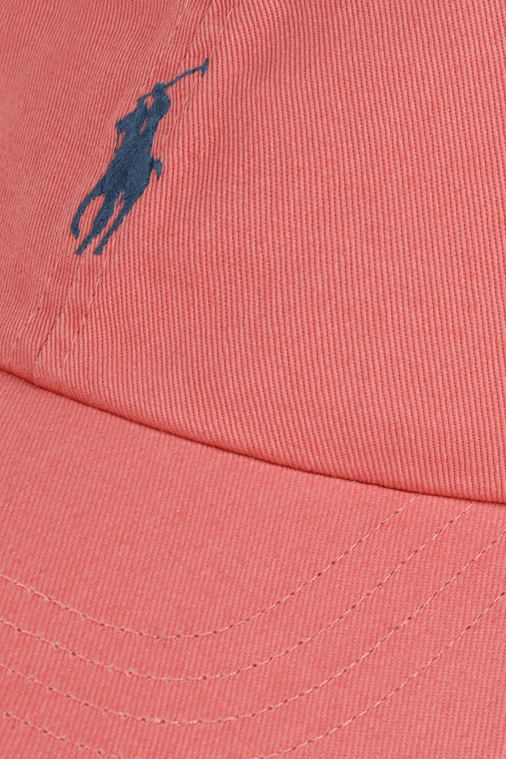 תמונת תקריב של כובע מצחייה עם לוגו רקום POLO RALPH LAUREN