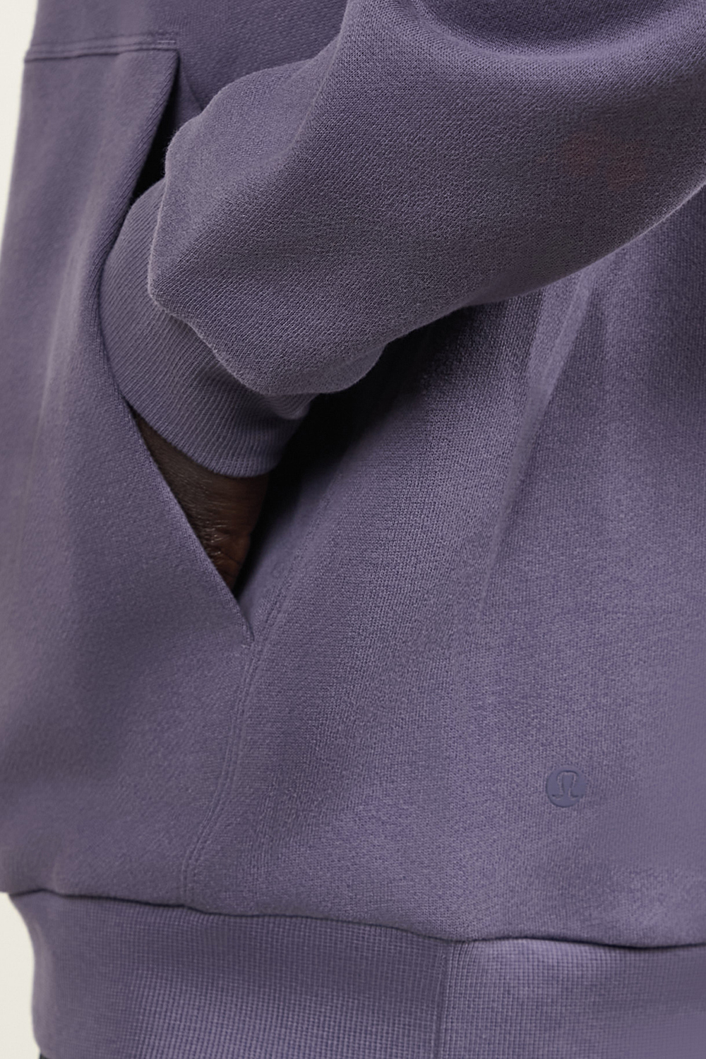 תמונת תקריב דוגמן של Steady State Pullover Hoodie LULULEMON
