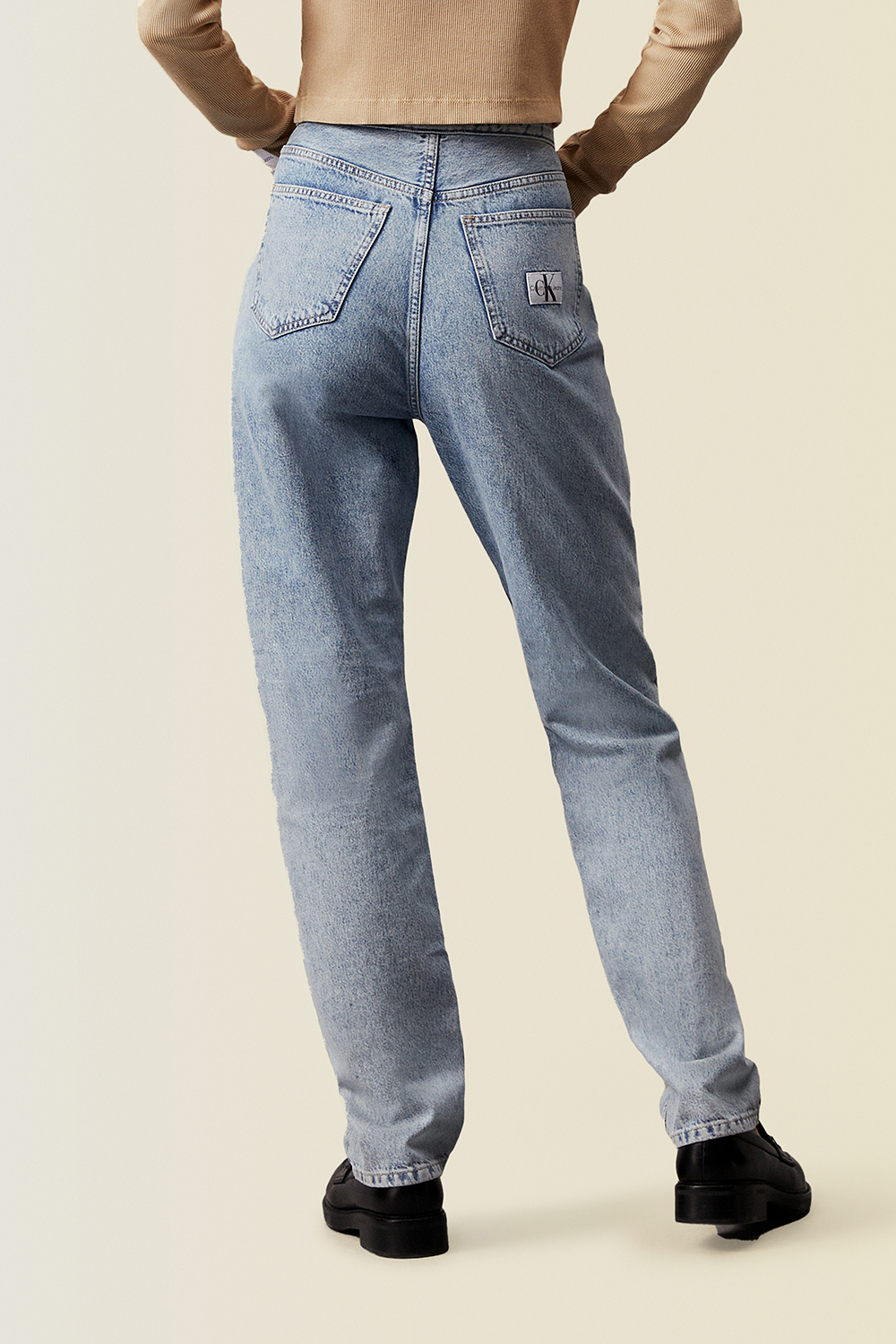 תמונת דוגמן אחורית של מכנסי ג'ינס בגזרה ישרה CALVIN KLEIN