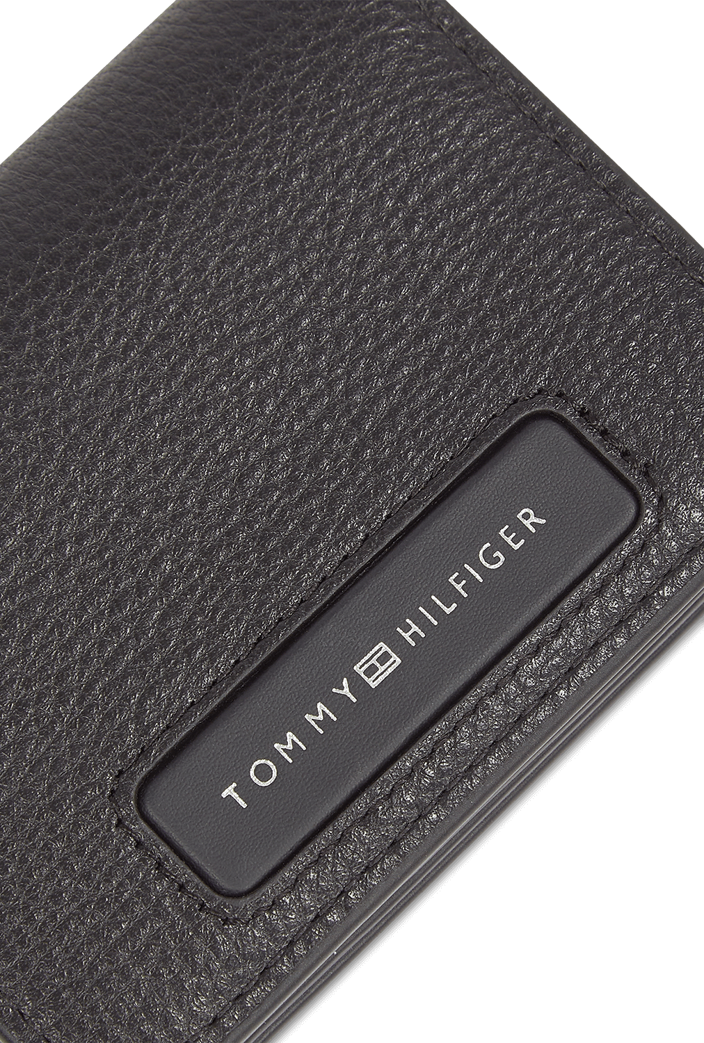 תמונת תקריב של ארנק כרטיסים TOMMY HILFIGER