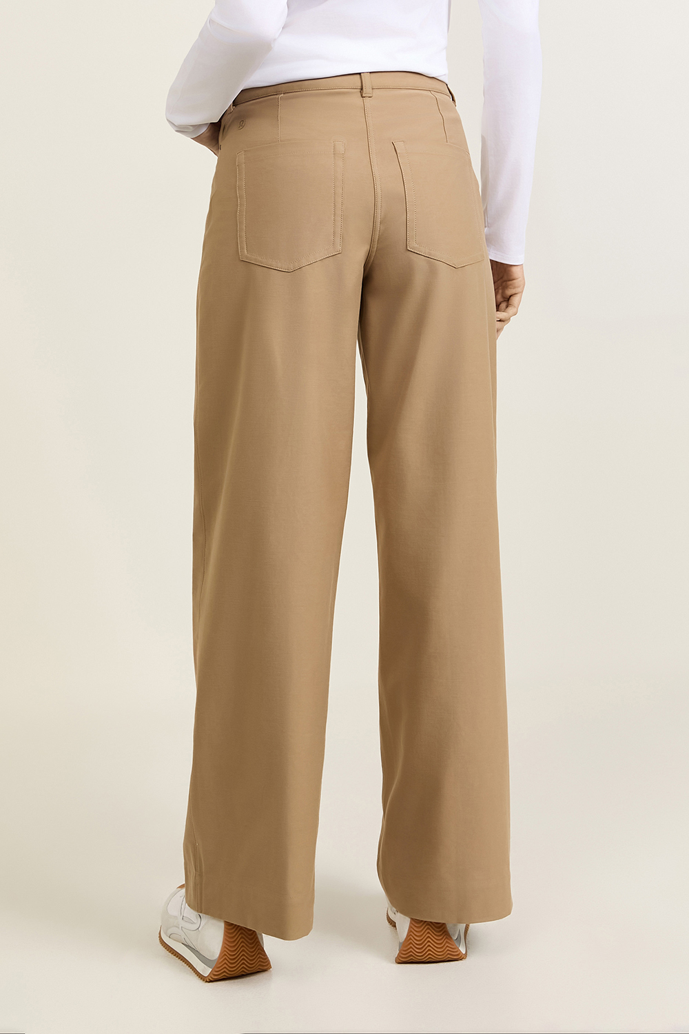 תמונת דוגמן אחורית של City Sleek Utilitech Extra-Wide-Leg Pant *Regular LULULEMON