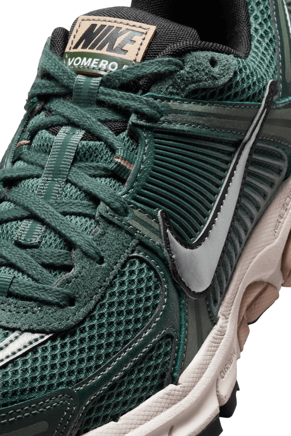 תמונת תקריב של נעלי סניקרס זום וומרו 5 NIKE