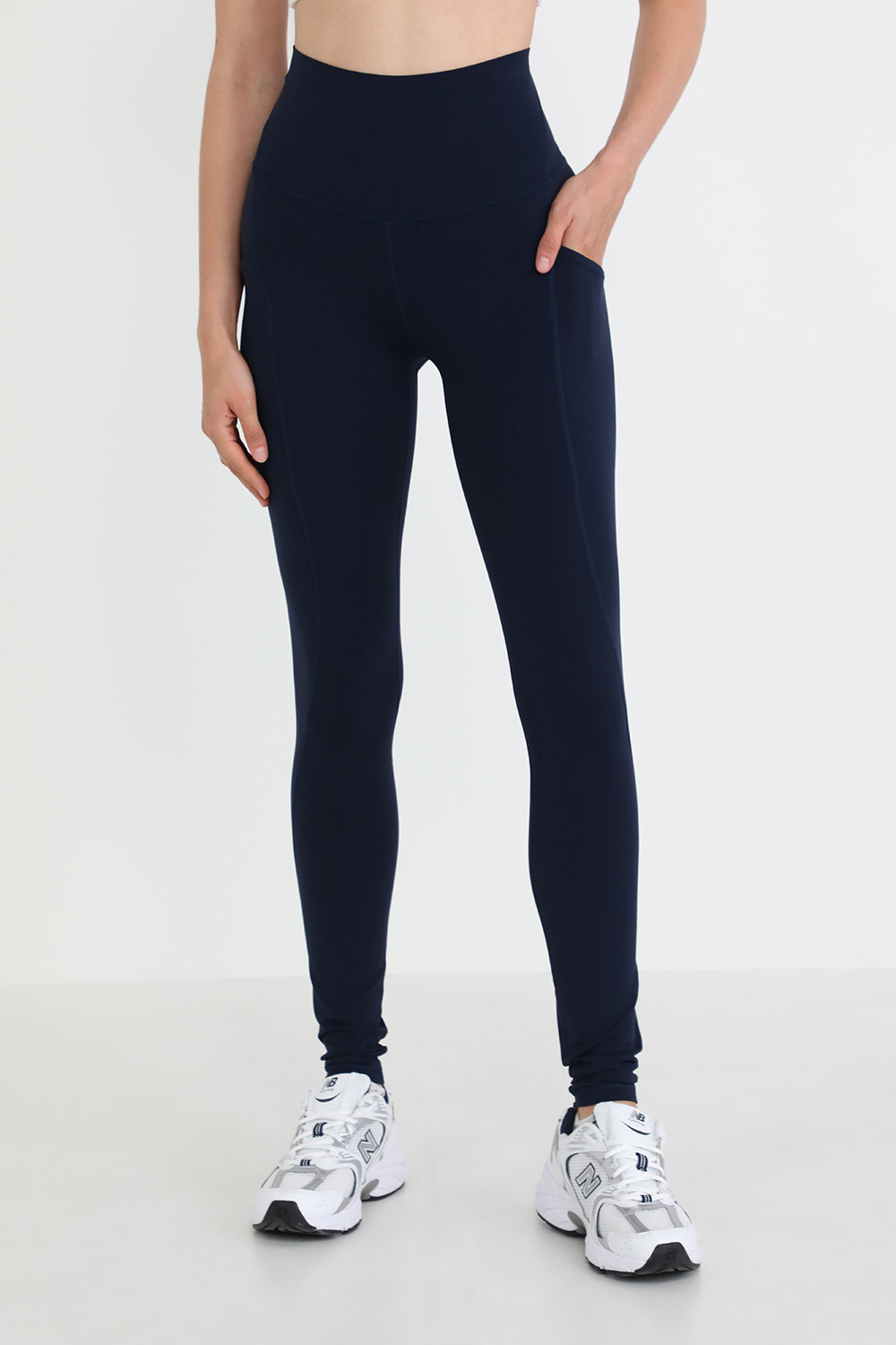 תמונת דוגמן קידמית של Align High-Rise Pant 28" Leggings