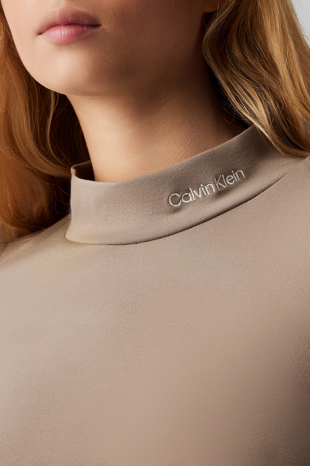 תמונת תקריב דוגמן של שמלת מיני CALVIN KLEIN