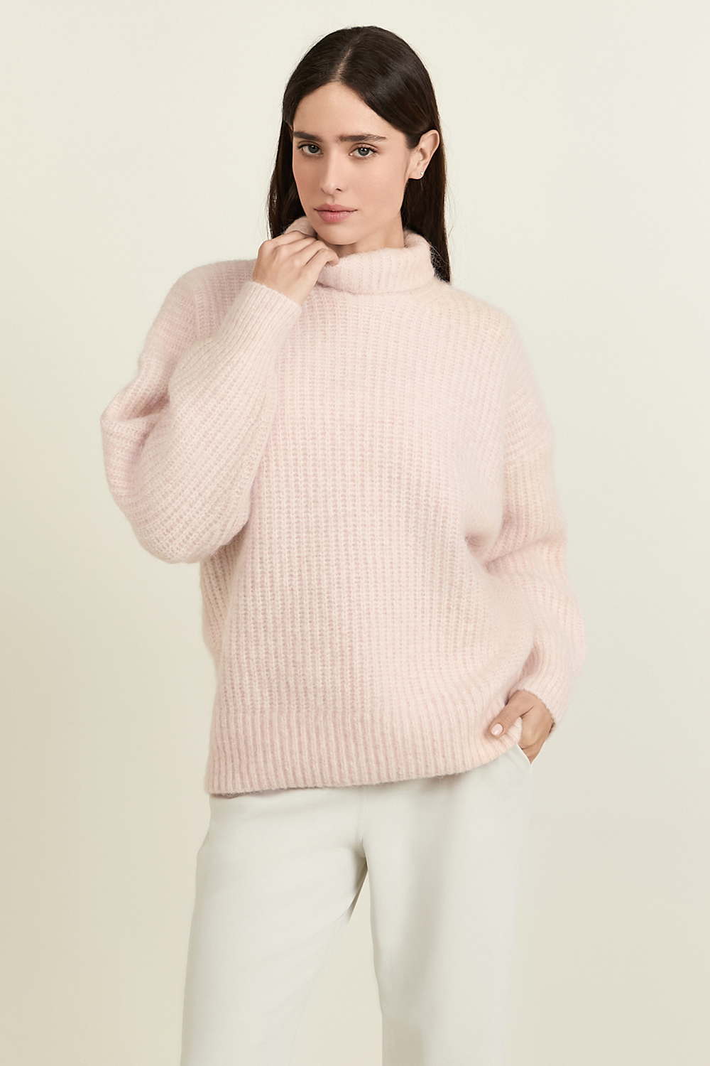 תמונת דוגמן קידמית של Alpaca Wool-Blend Funnel-Neck Sweater LULULEMON