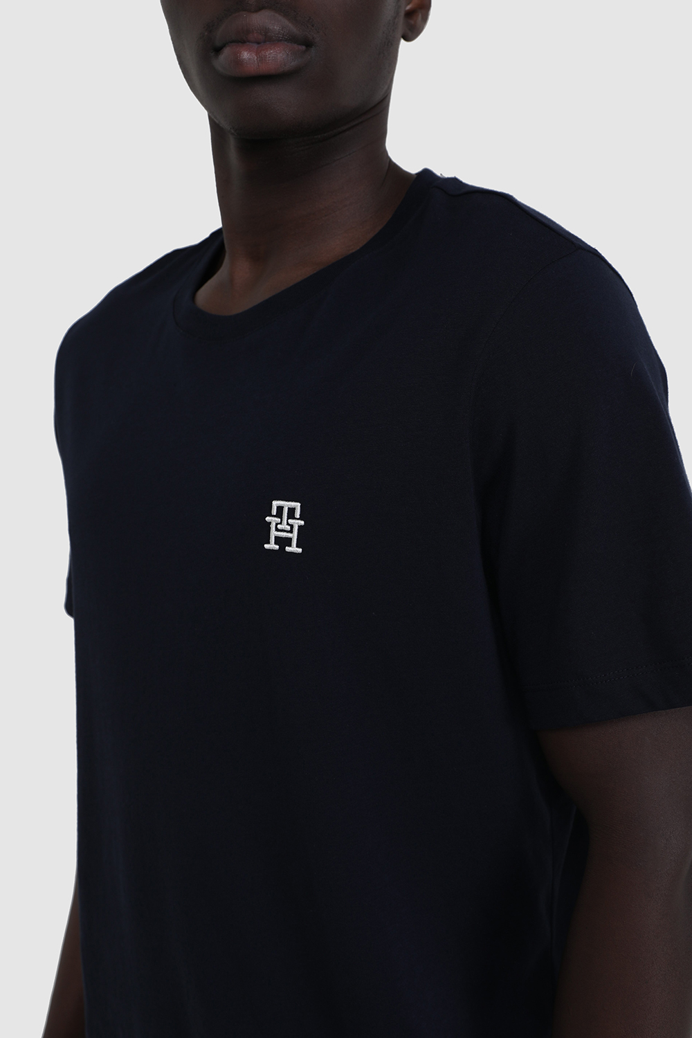 תמונת תקריב דוגמן של חולצת טי TOMMY HILFIGER