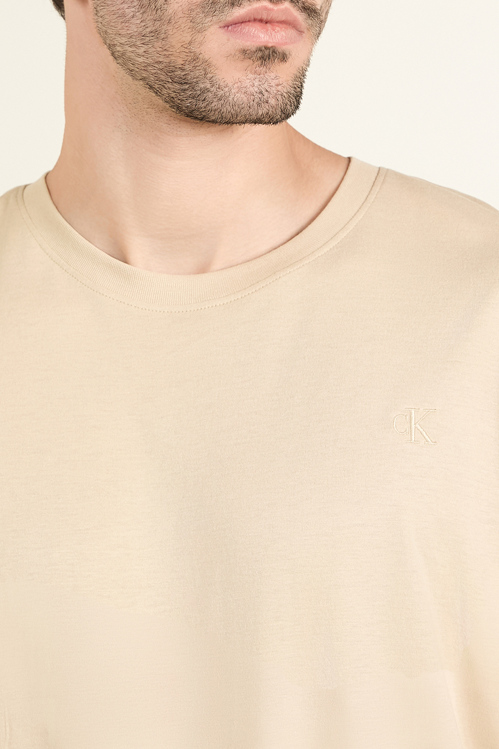 תמונת תקריב דוגמן של חולצת טי CALVIN KLEIN