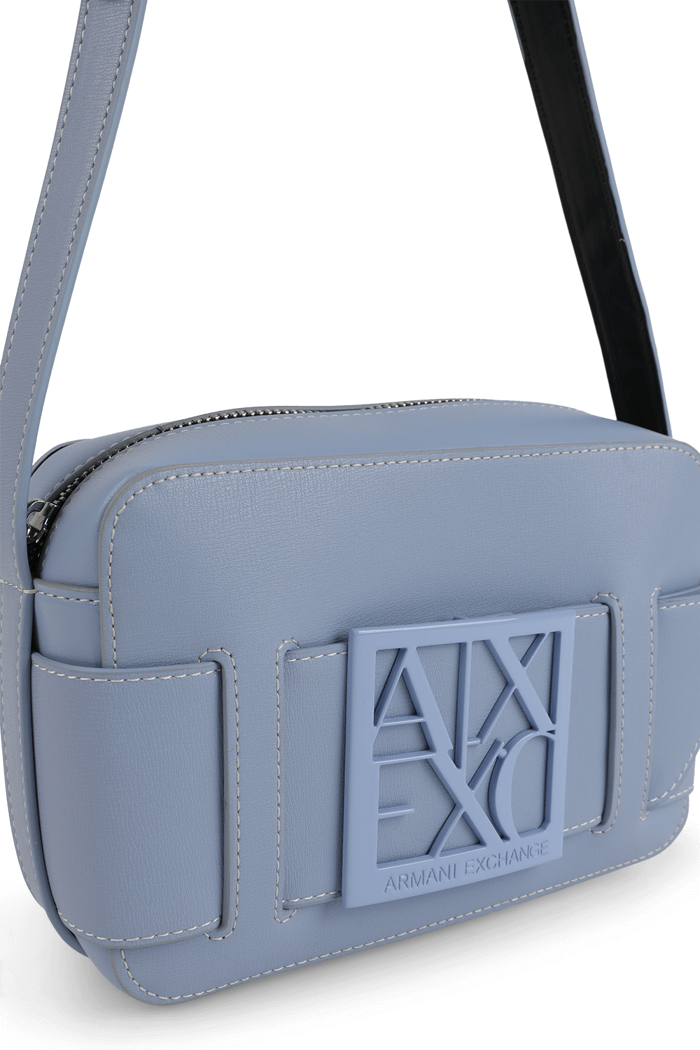 תמונת תקריב של תיק קרוסבודי ARMANI EXCHANGE