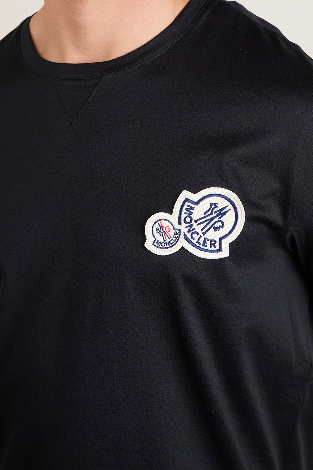 תמונת תקריב דוגמן של חולצת טי MONCLER
