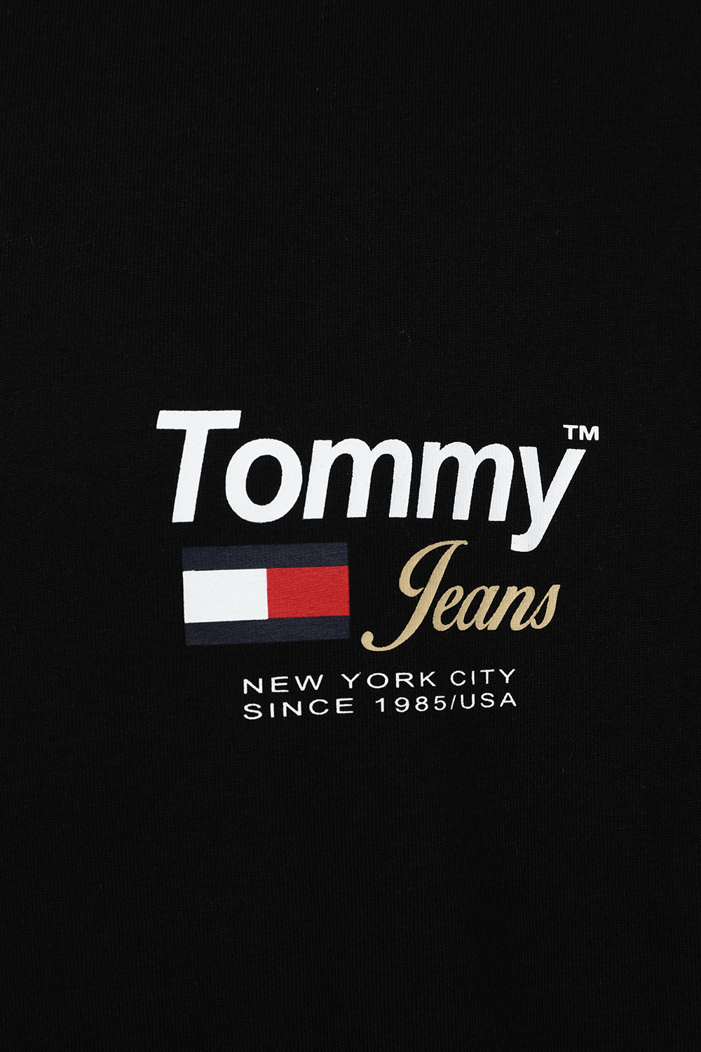 תמונת תקריב של חולצת טי עם הדפס לוגו בגב TOMMY HILFIGER