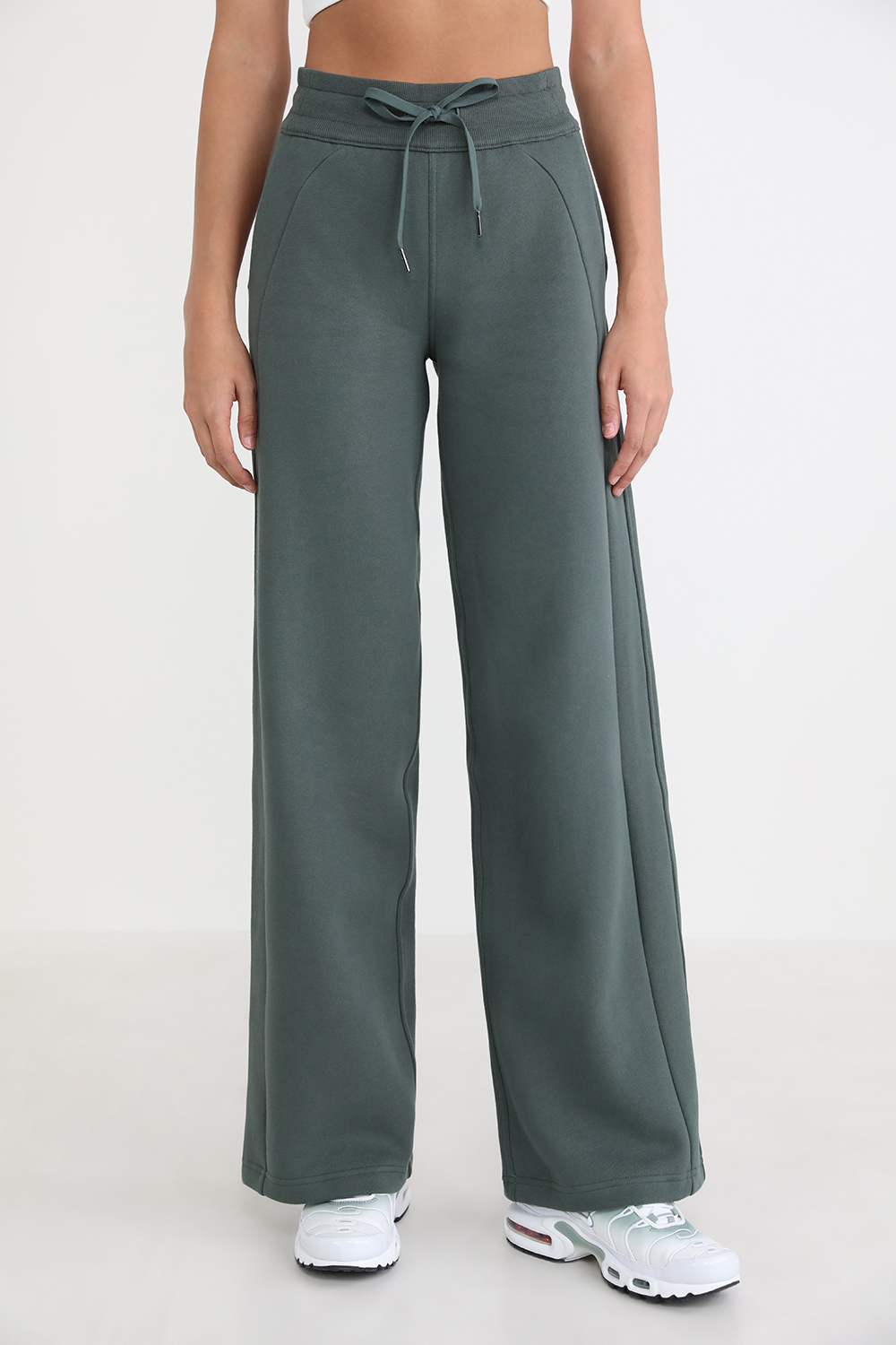 תמונת דוגמן קידמית של Scuba Mid-Rise Wide-Leg Pant