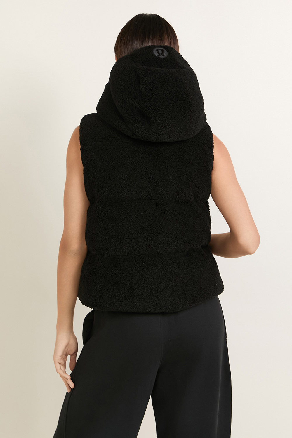 תמונת דוגמן אחורית של Wunder Puff Cropped Vest Textured Fleece LULULEMON