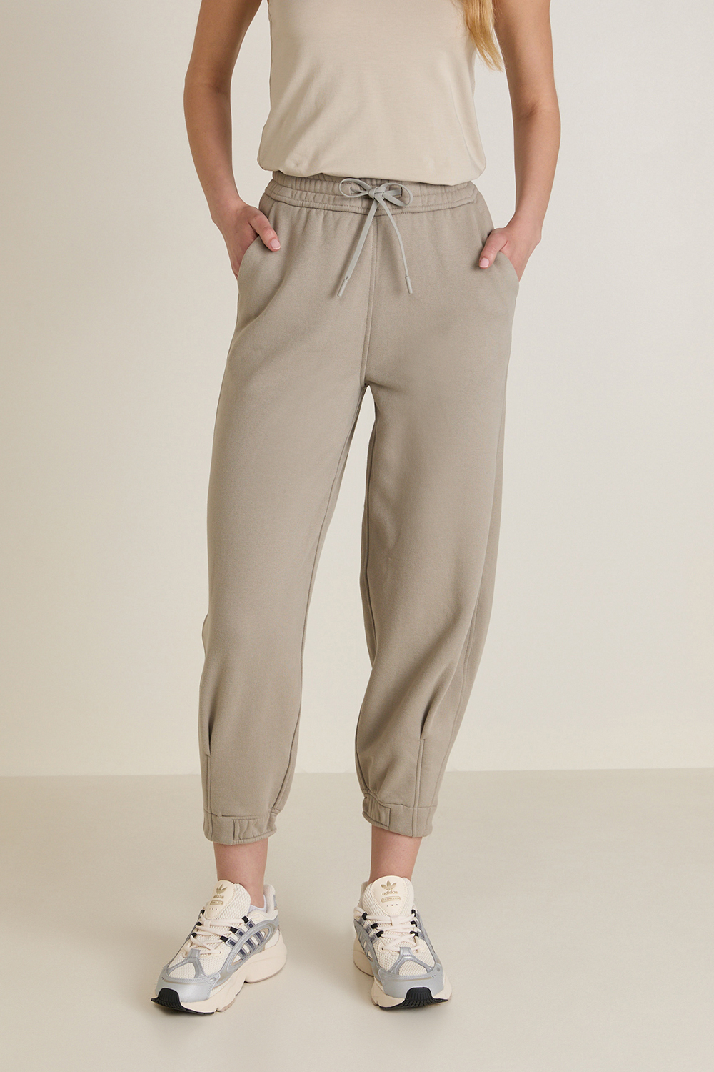 תמונת דוגמן קידמית של Loungeful Oversized Fit HR Cropped Jogger LULULEMON