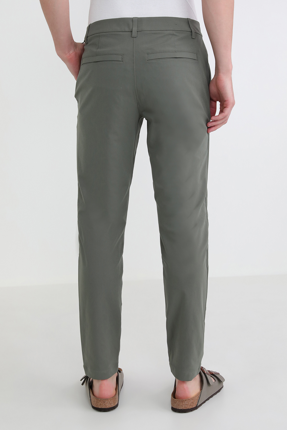 תמונת דוגמן אחורית של ABC Slim-Fit Pant 32