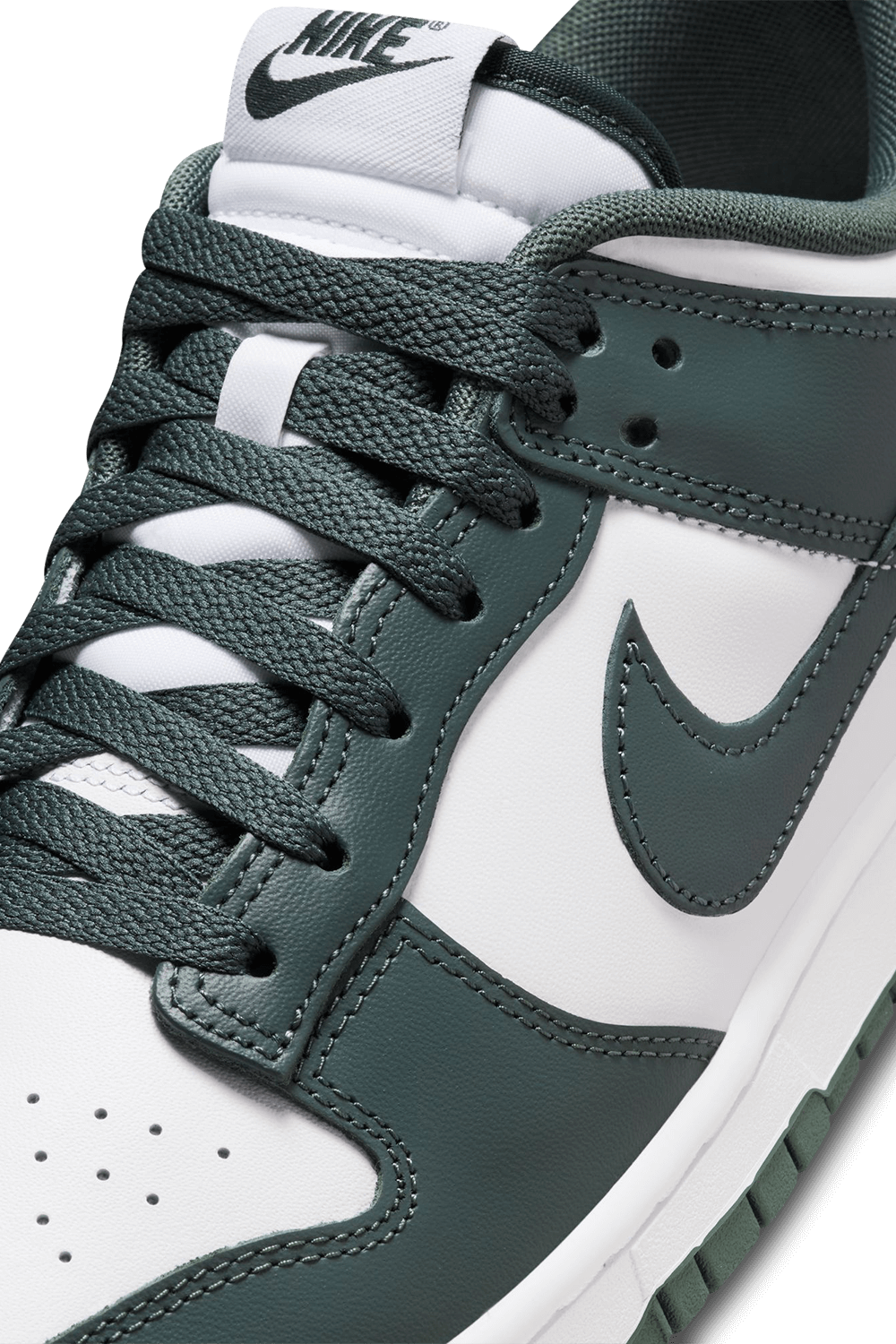 תמונת תקריב של נעלי סניקרס דאנק NIKE
