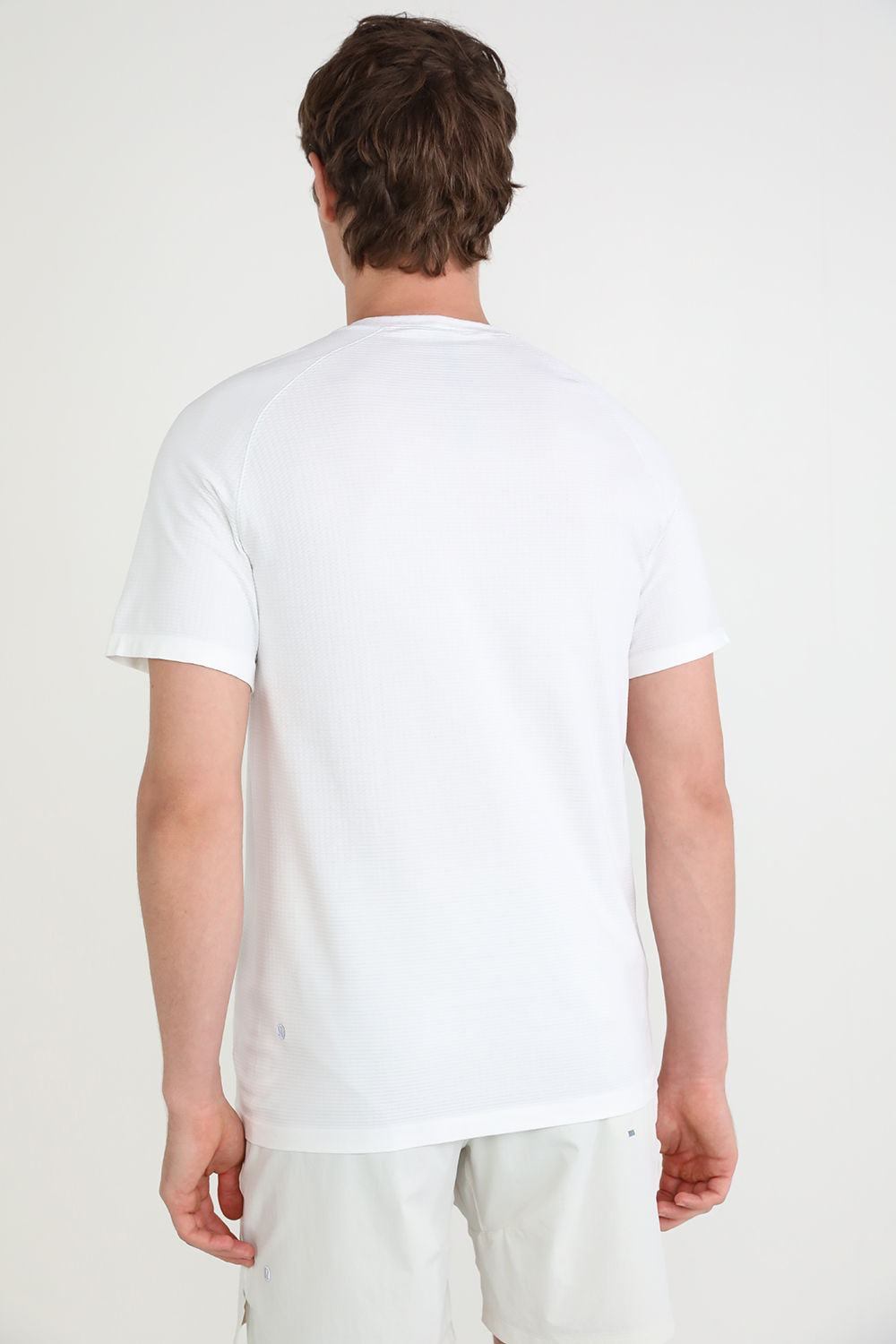 תמונת דוגמן אחורית של Metal Vent Tech Short Sleeve