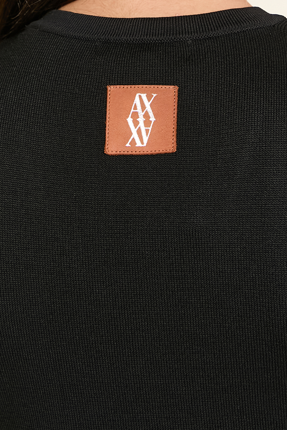 תמונת תקריב דוגמן של שמלה ARMANI EXCHANGE