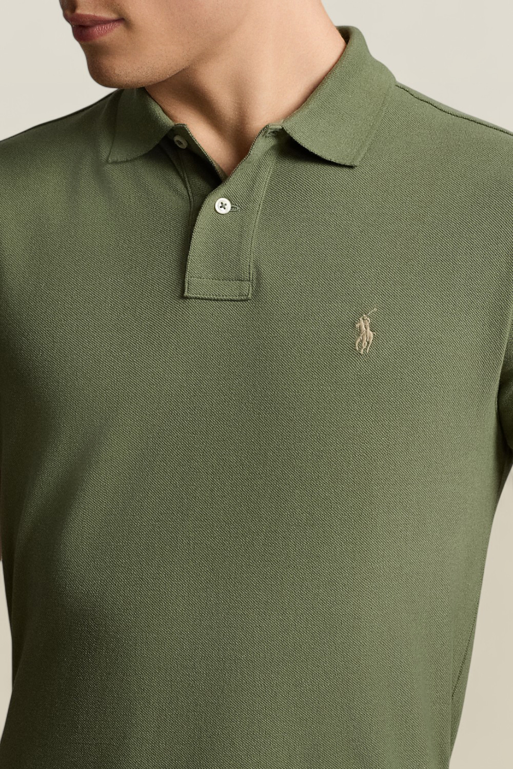 תמונת תקריב דוגמן של חולצת פולו סלים פיט POLO RALPH LAUREN