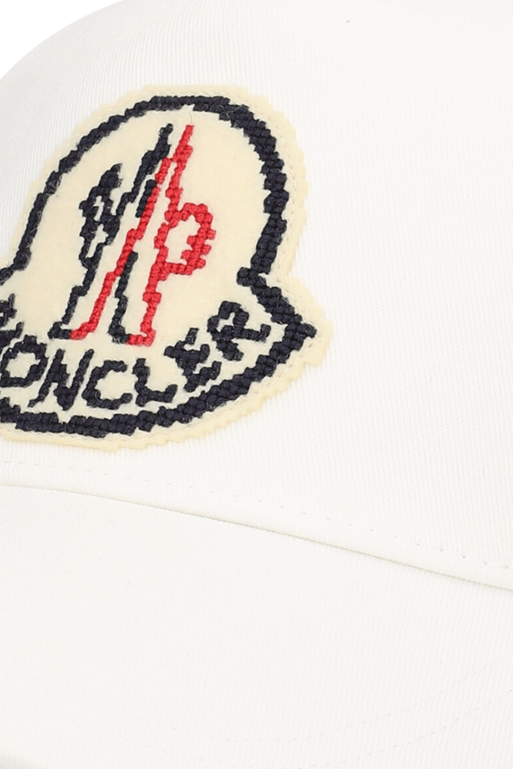 תמונת תקריב של כובע בייסבול MONCLER