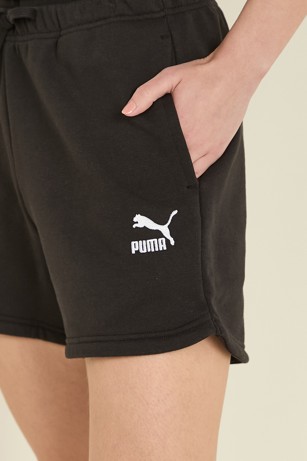 תמונת תקריב דוגמן של מכנסיים קצרים PUMA
