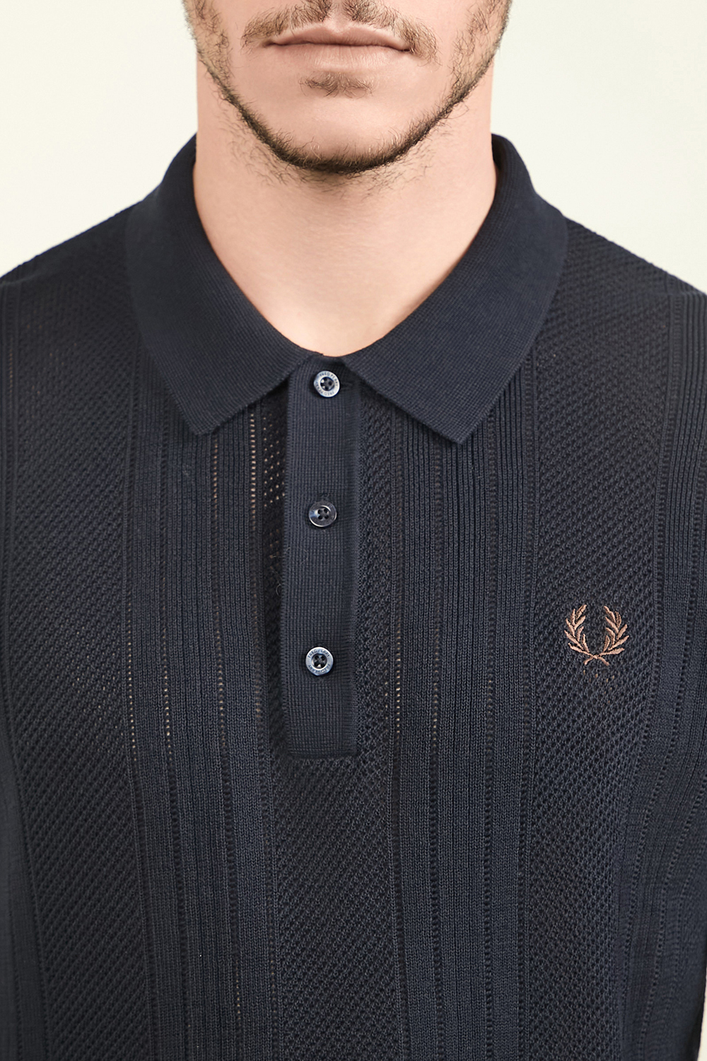 תמונת תקריב דוגמן של חולצת פולו ארוגה FRED PERRY