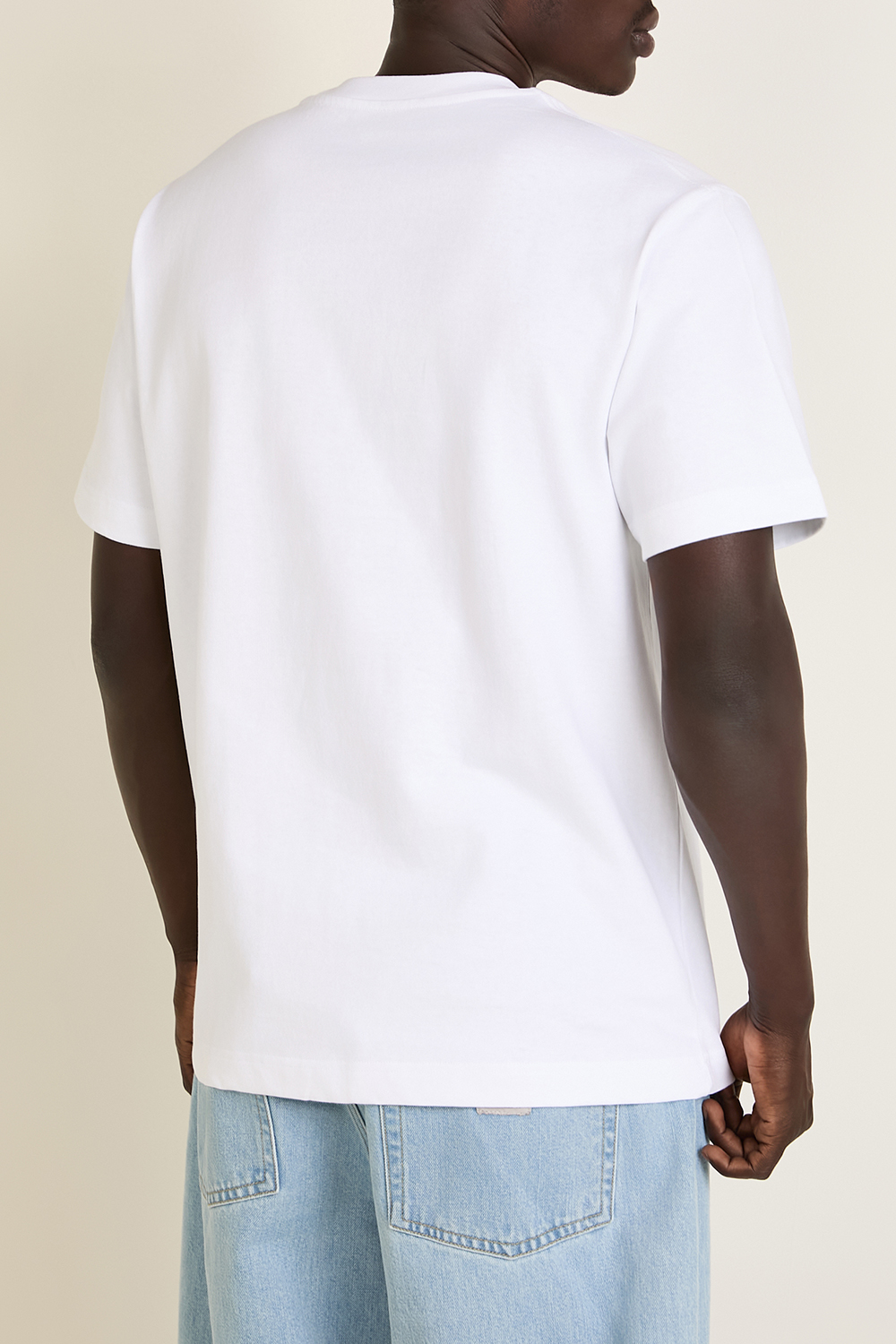 תמונת תקריב דוגמן של חולצת טי JACQUEMUS