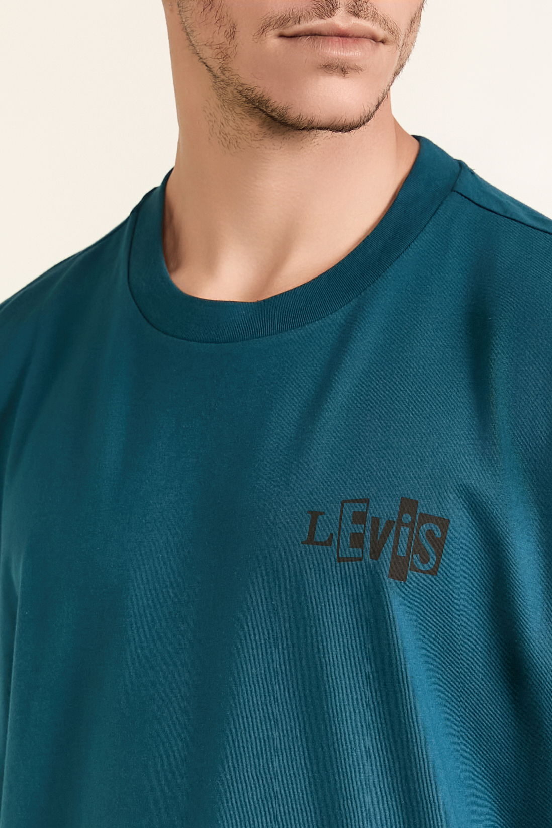 תמונת תקריב דוגמן של חולצת טי LEVI`S