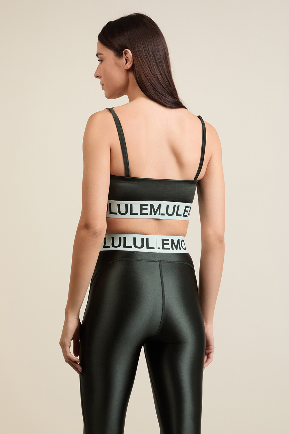 תמונת תקריב דוגמן של Satin Shine Logo Train Bra LULULEMON