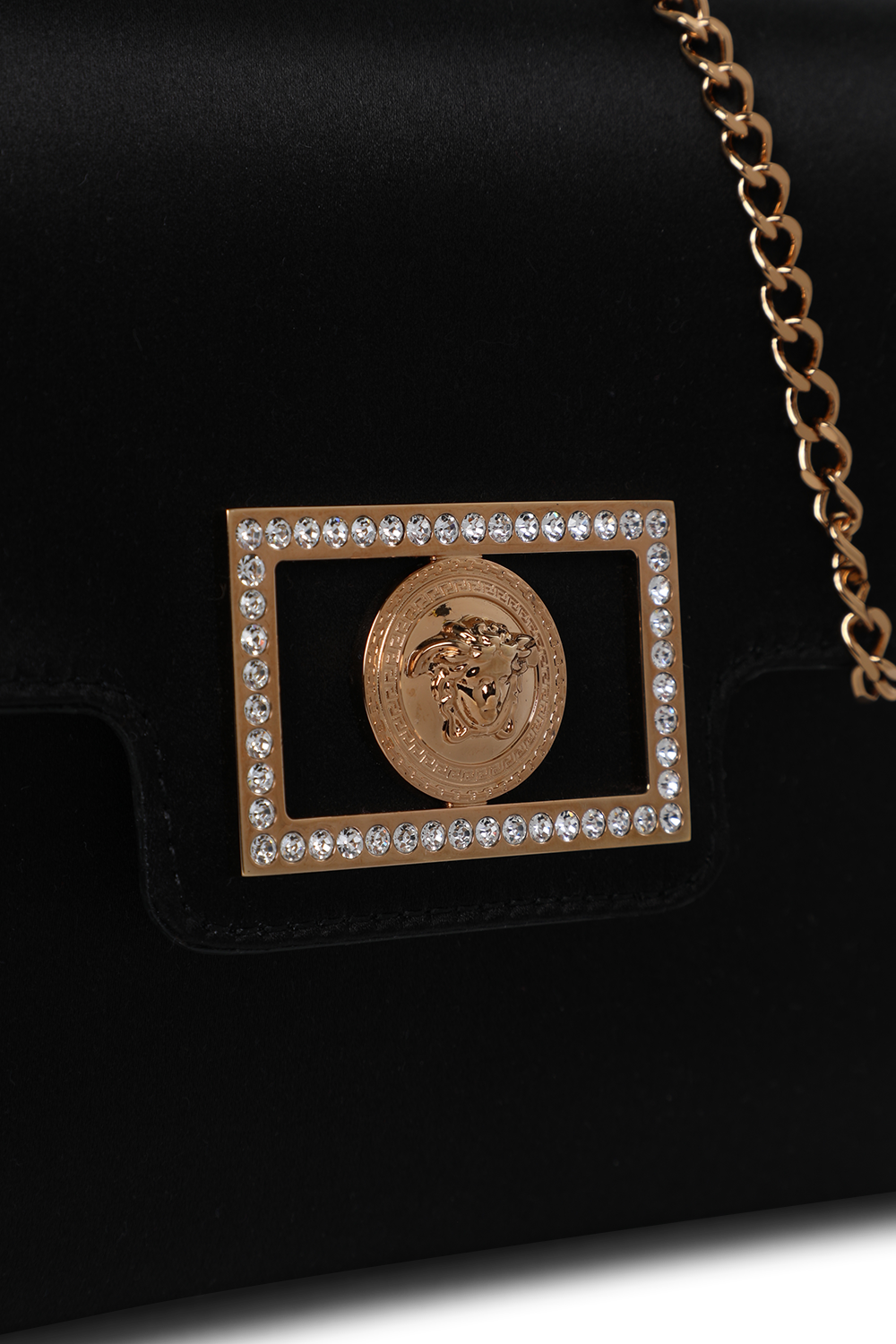 תמונת תקריב של תיק קלאץ' מדוזה עם קריסטלים VERSACE