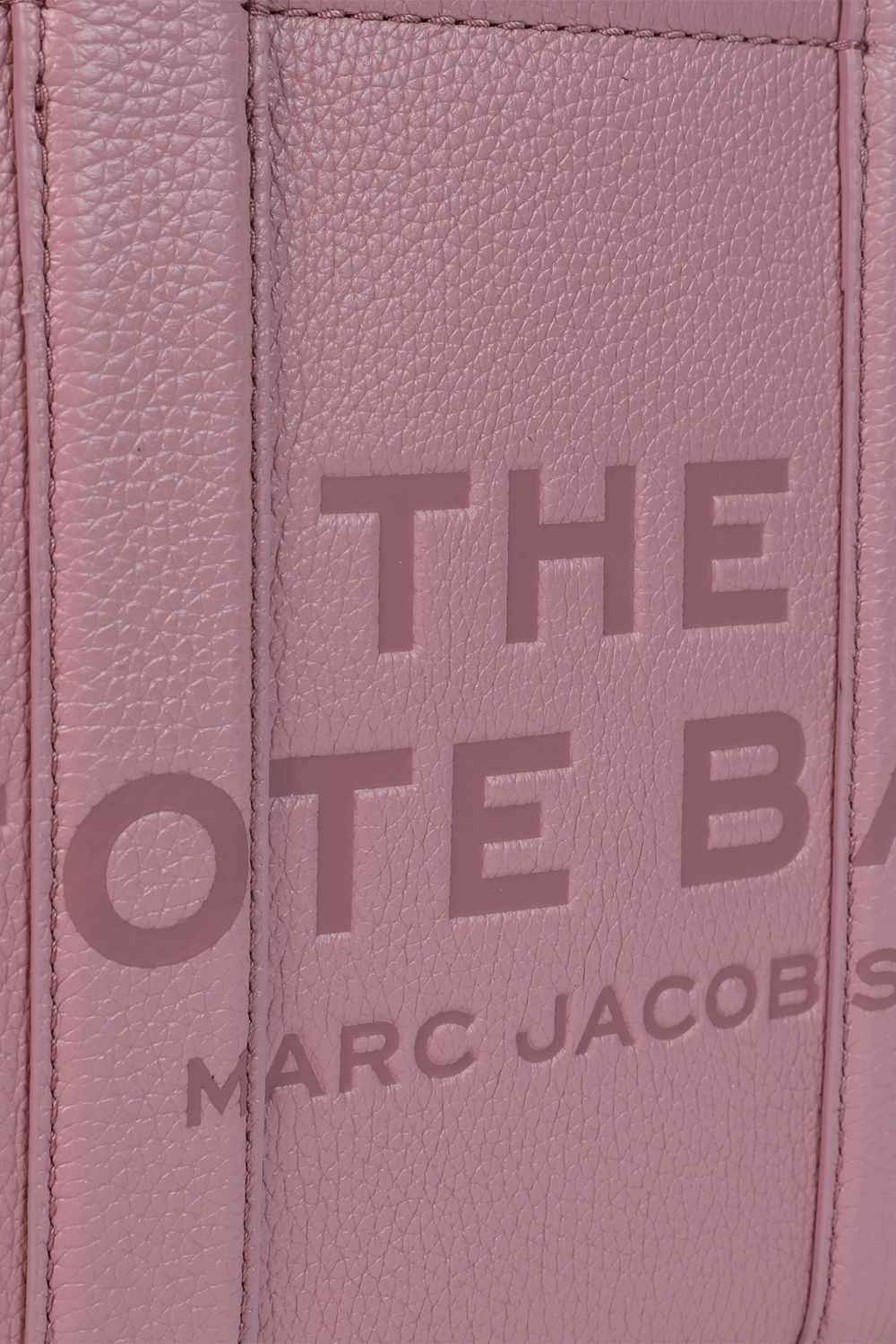 תמונת תקריב של תיק נשיאה מעור בגודל מיני MARC JACOBS
