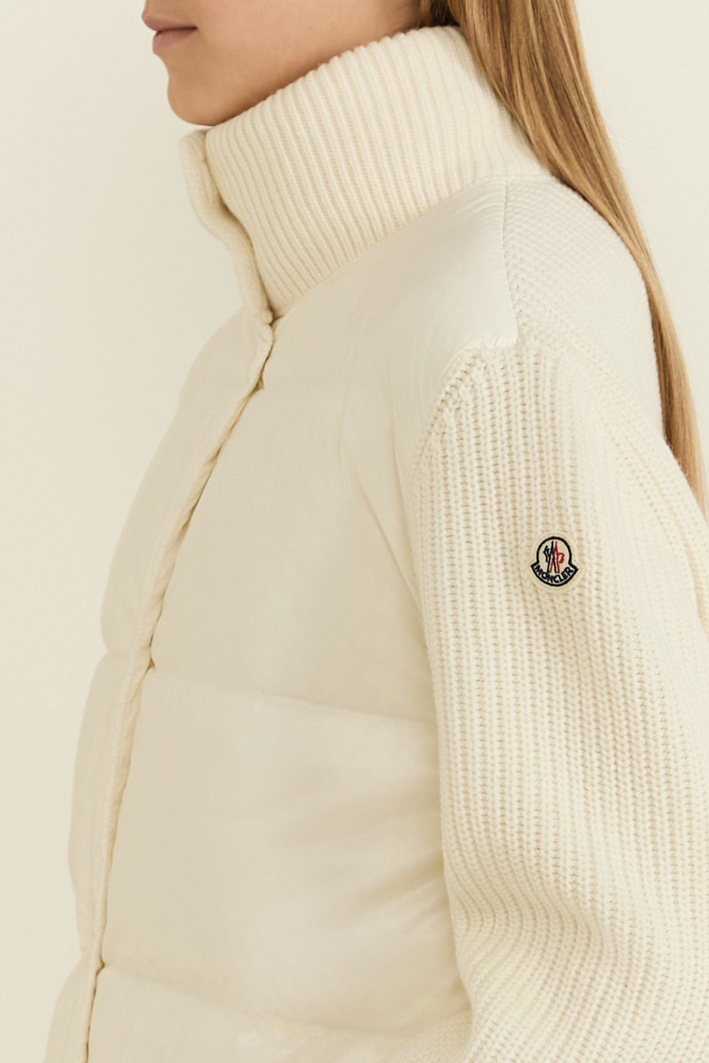 תמונת תקריב דוגמן של קרדיגן בשילוב פוך MONCLER