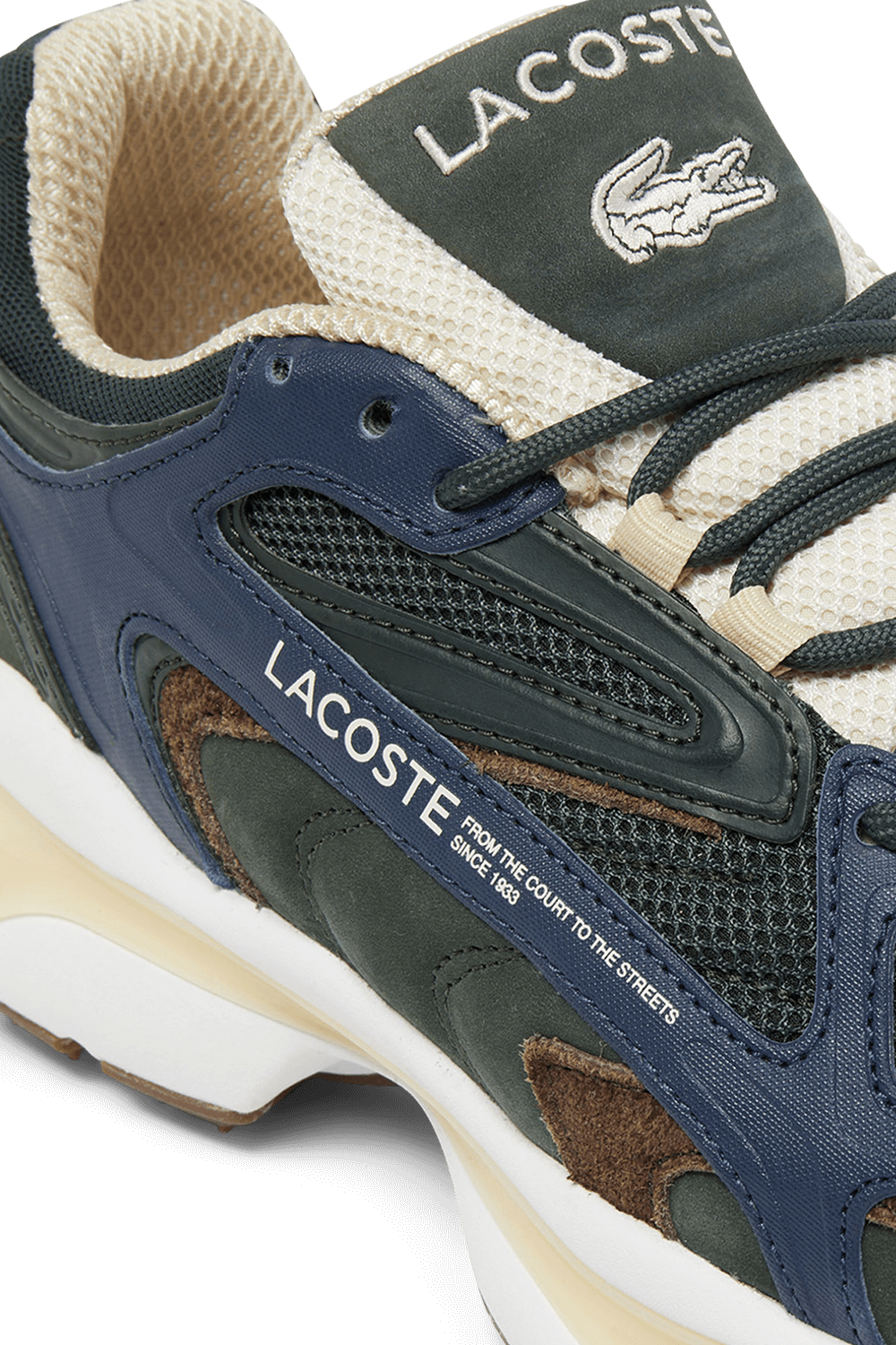 תמונת תקריב של נעלי סניקרס L003 2K24 LACOSTE
