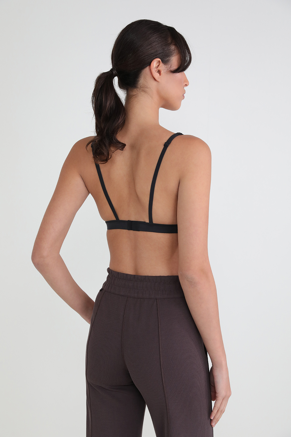 תמונת דוגמן אחורית של Wundermost Ultra-Soft Nulu Triangle Bralette