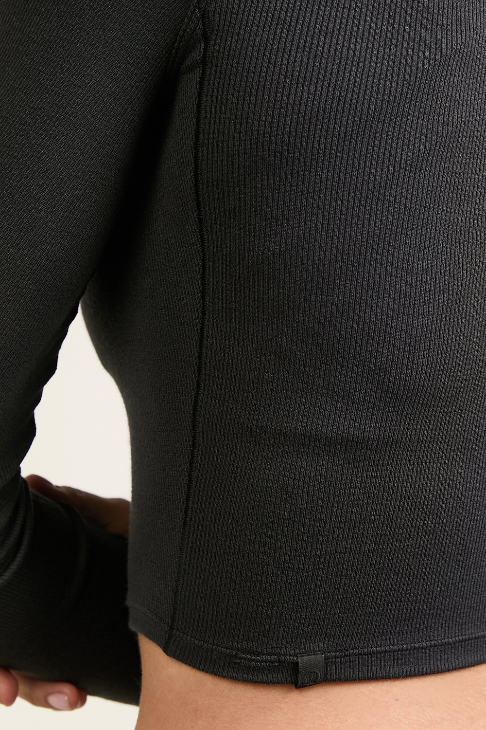 תמונת תקריב דוגמן של Hold Tight Straight-Hem Cropped Long-Sleeve Shirt LULULEMON