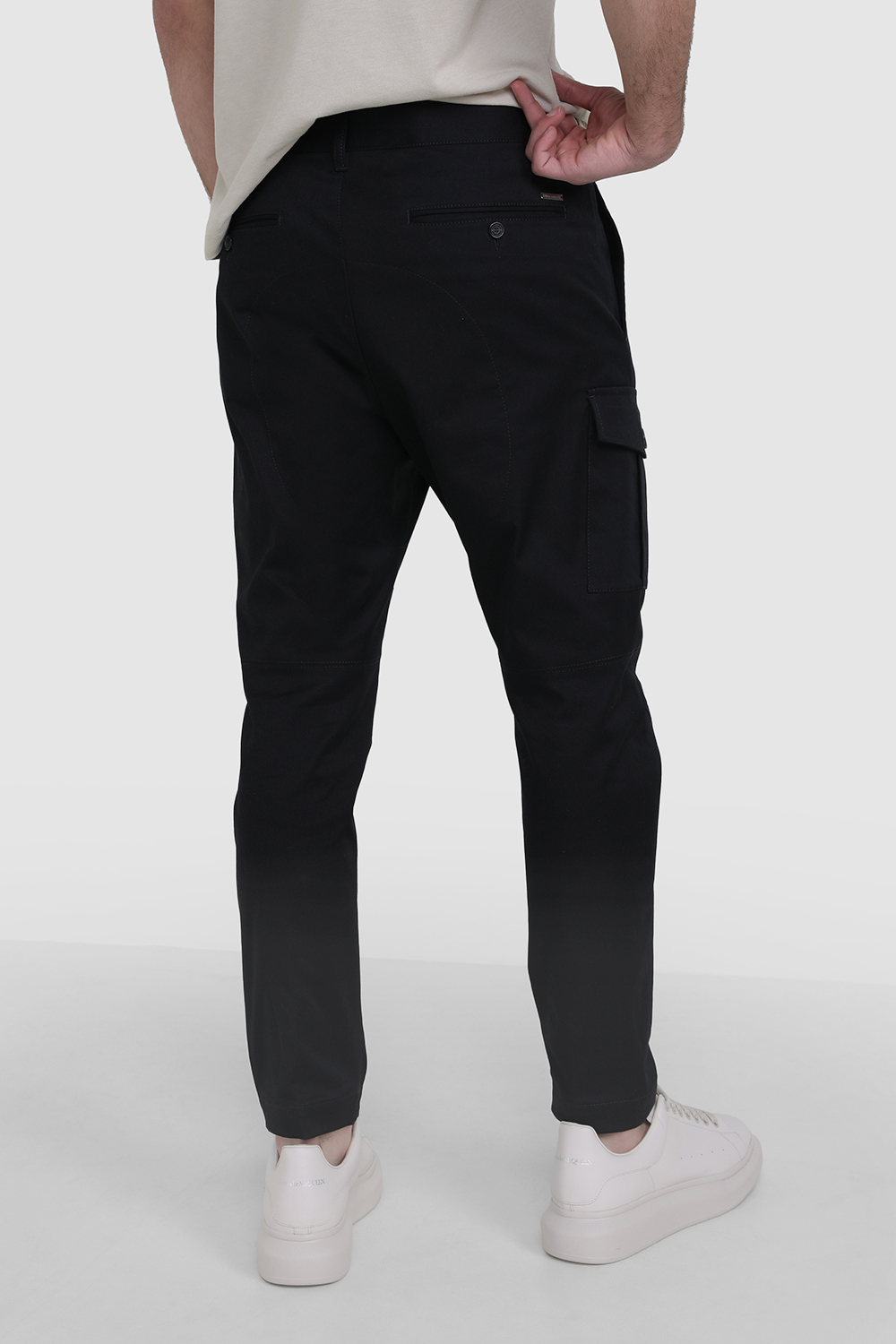 תמונת דוגמן אחורית של מכנסי קרגו DSQUARED2