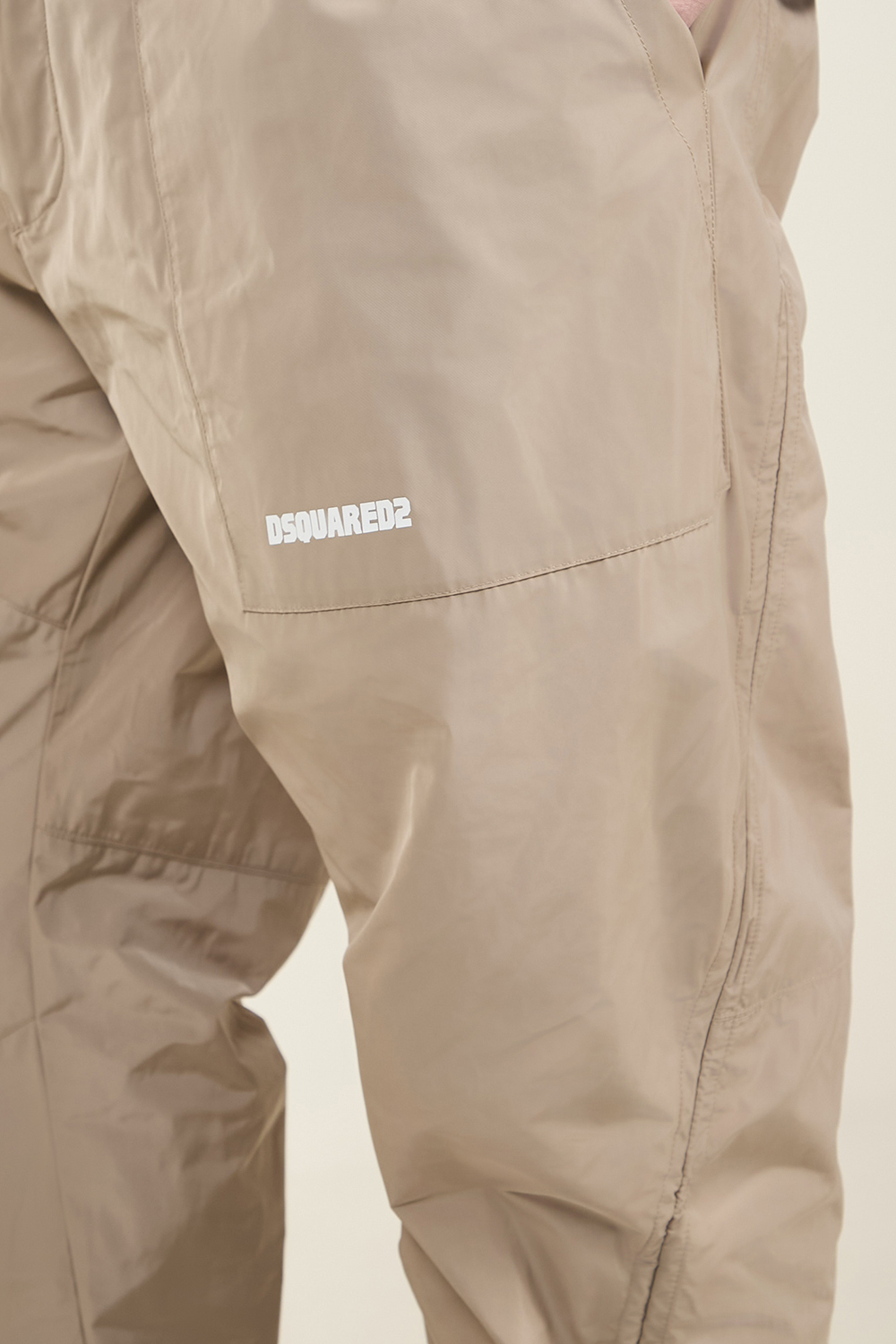 תמונת תקריב דוגמן של מכנסי ג'וג DSQUARED2