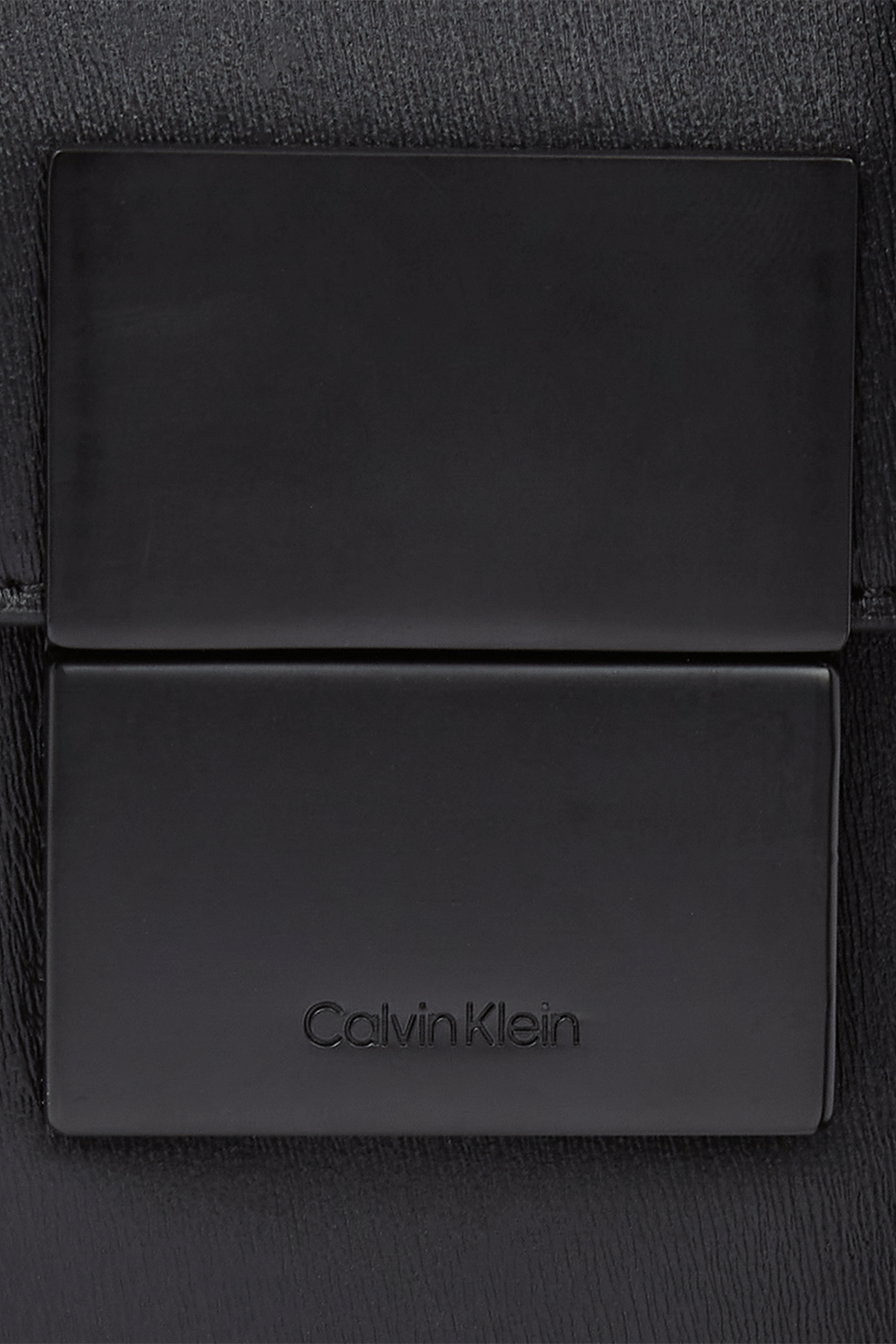תמונת תקריב של תיק צד CALVIN KLEIN