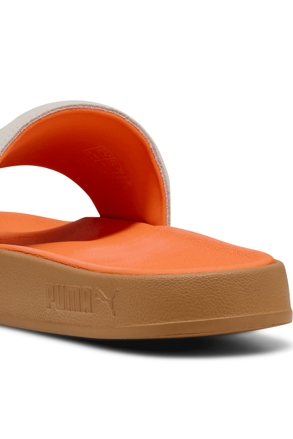 תמונת תקריב של כפכפי סליידס PUMA