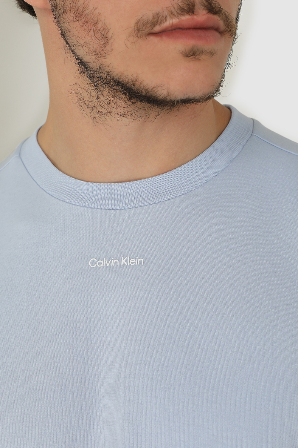 תמונת תקריב דוגמן של חולצת טי CALVIN KLEIN