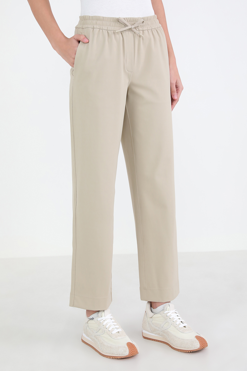 תמונת דוגמן קידמית של Straight-Leg Mid-Rise Pant Luxtreme LULULEMON