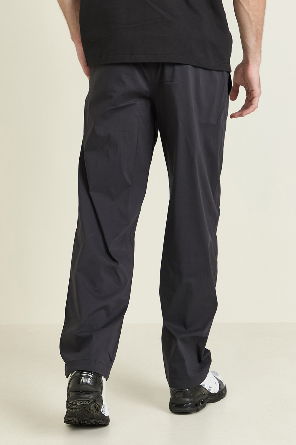 תמונת דוגמן אחורית של Poplin Relaxed-Fit Pant LULULEMON
