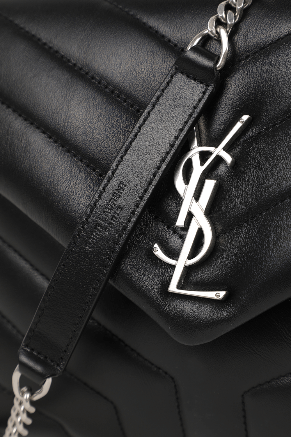 תמונת תקריב של תיק לולו שחור מעור עם לוגו SAINT LAURENT