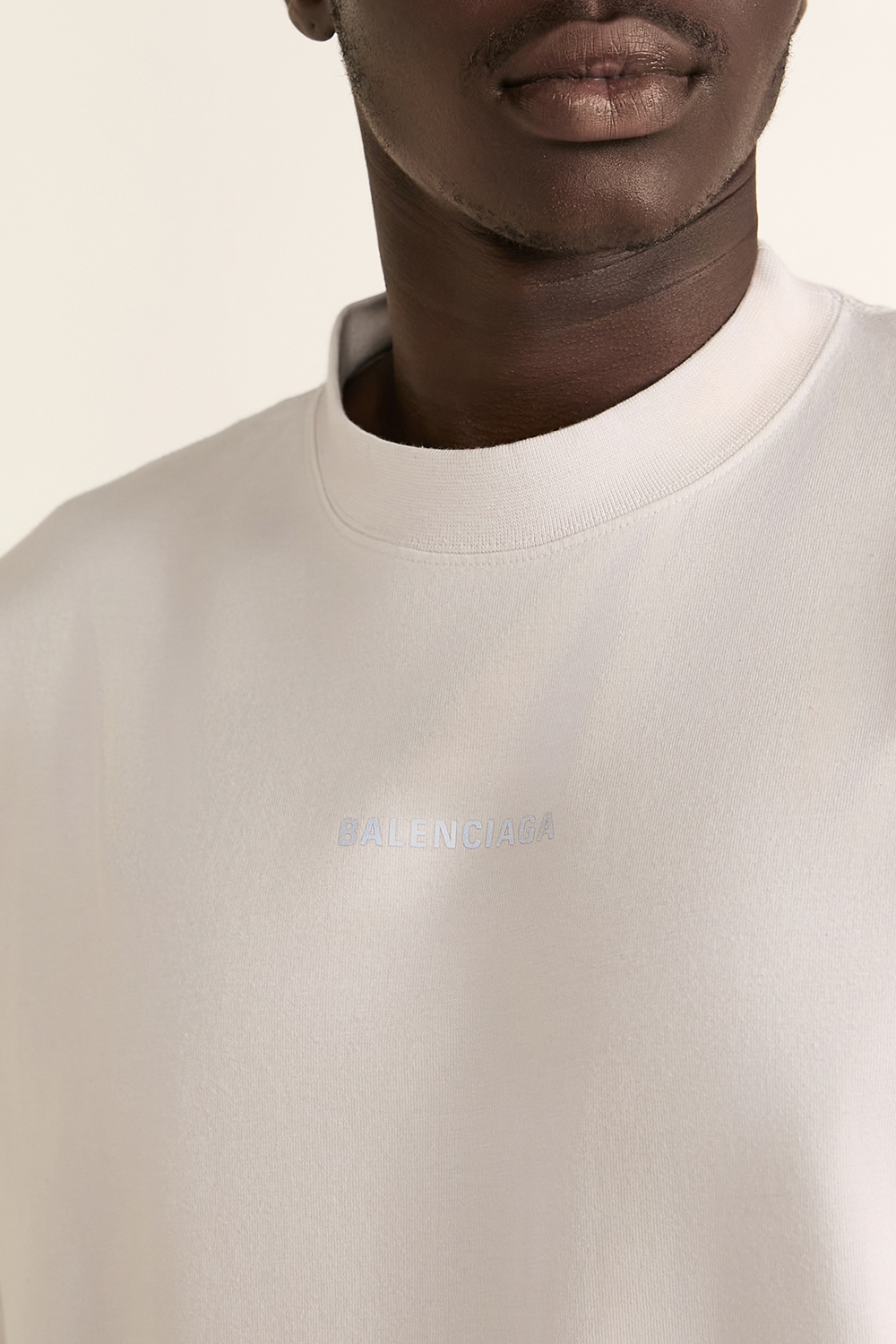 תמונת תקריב דוגמן של חולצת טי BALENCIAGA