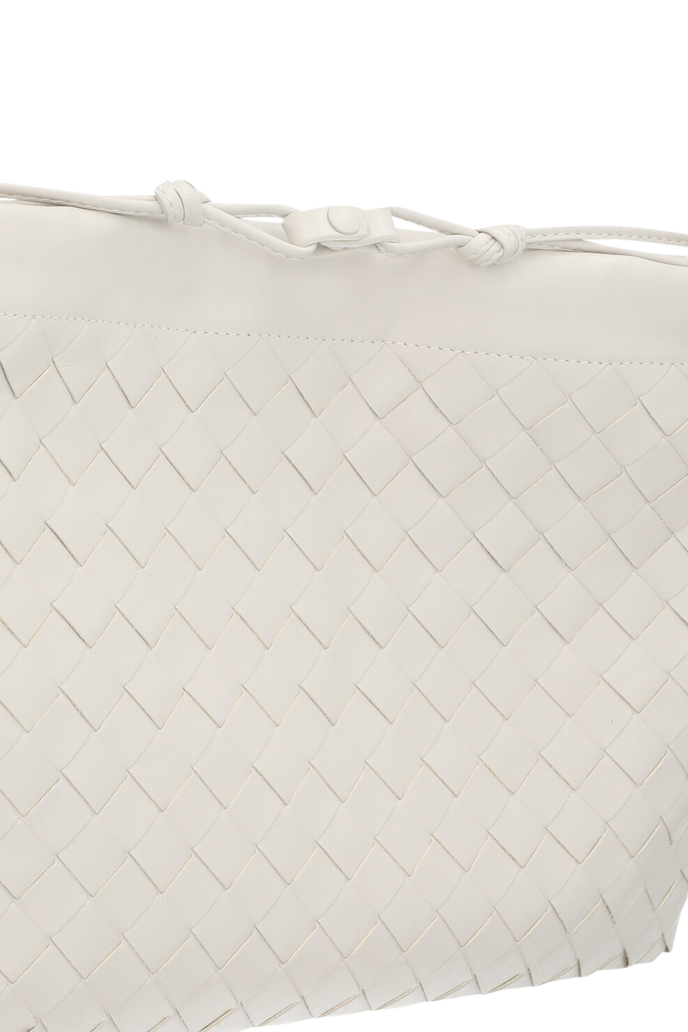 תמונת תקריב של תיק דאסטבג מדיום BOTTEGA VENETA